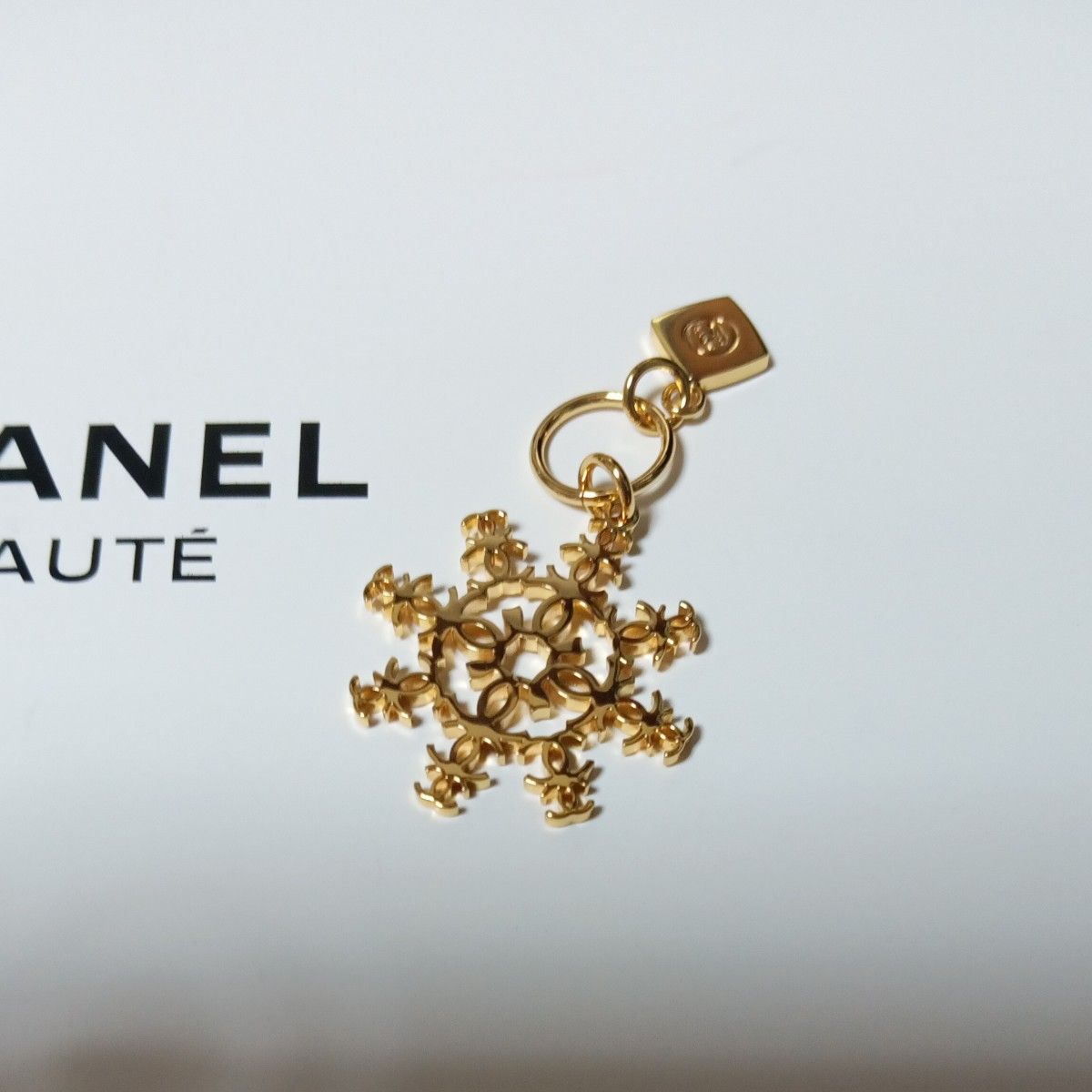 CHANEL シャネル 2024 ホリデーチャーム 雪の結晶 * 10個 CHANEL シャネル ノベルティ クリスマスホリデー2024 雪の結晶