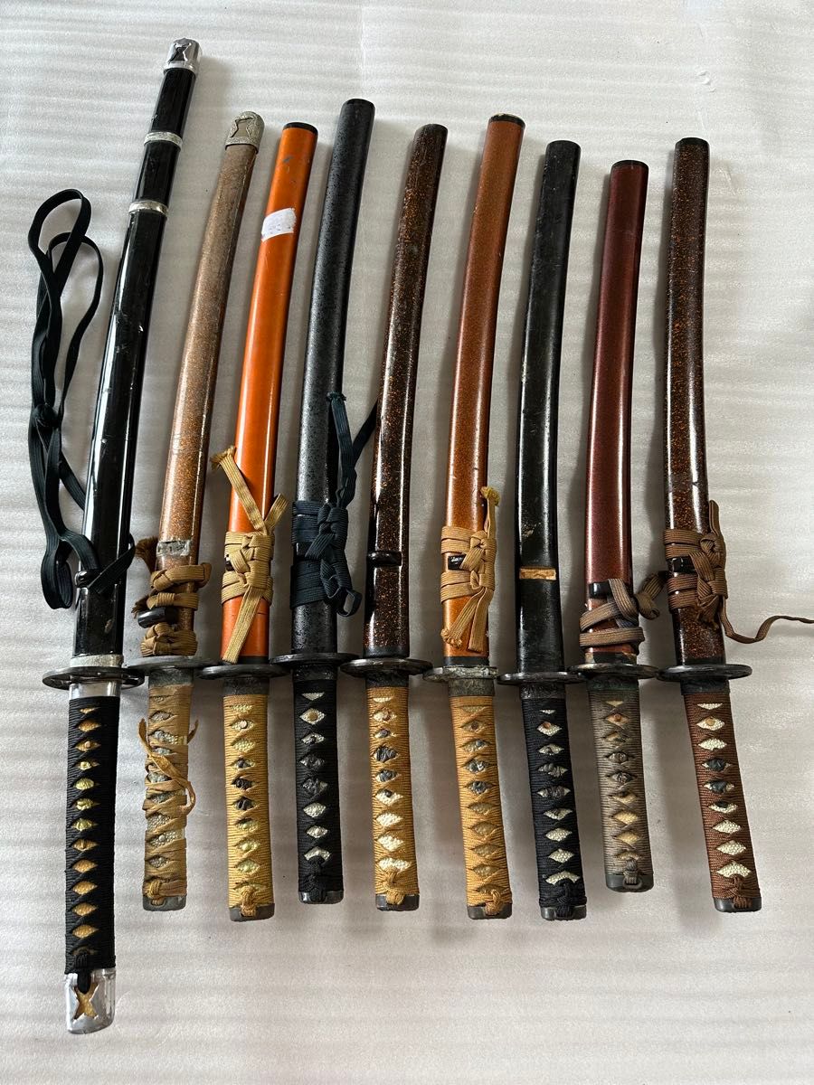 模造刀 脇差10点まとめ 黒鞘 金茶漆鞘 ジャンク品 部品取り 模造刀 脇差9点まとめ 黒鞘 金茶漆鞘 ジャンク品 部品取り