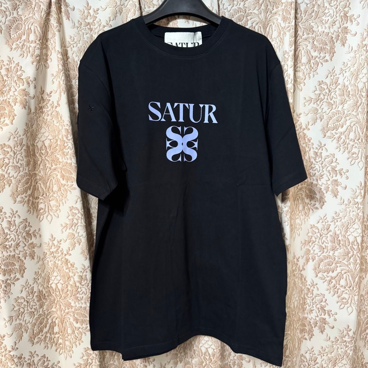 韓国限定 SATUR セター クラシック ロゴ Tシャツ ブラック 新品未使用 韓国限定 SATUR セター クラシック ロゴ Tシャツ