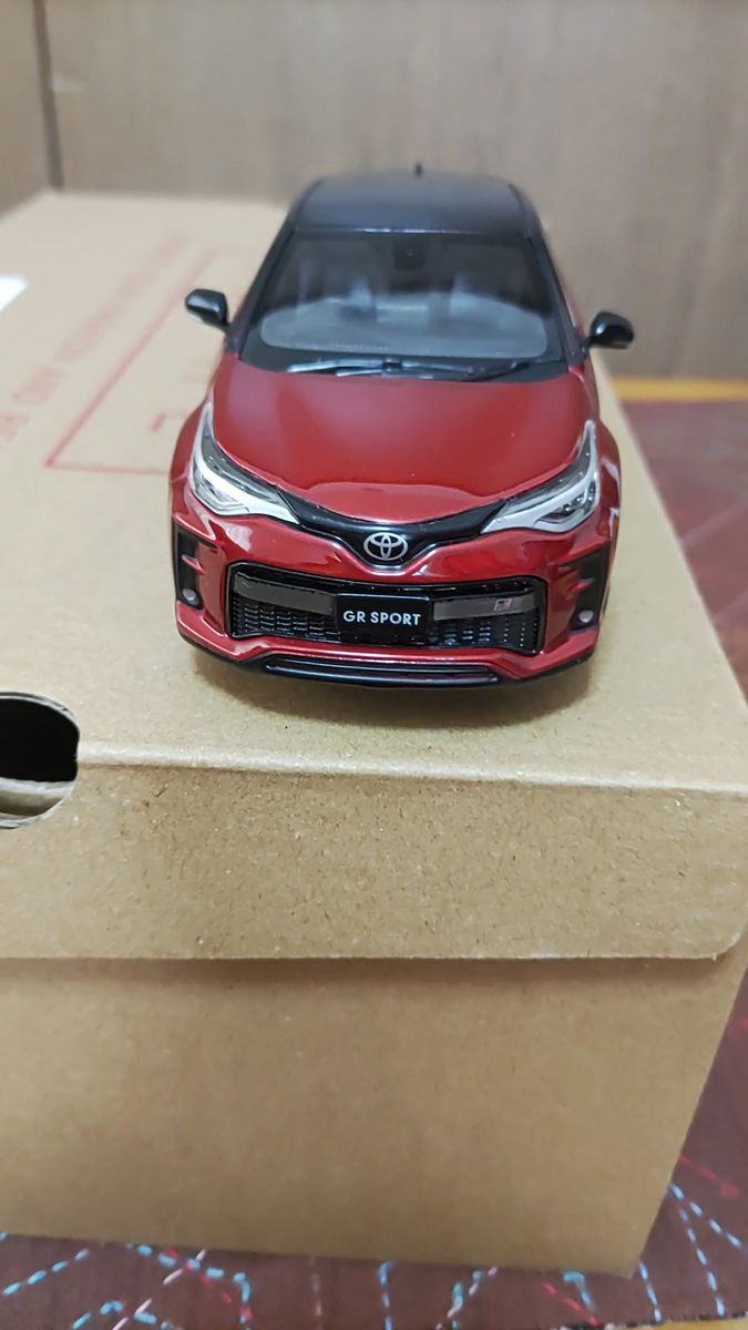 非売品 トヨタ C-HR GR SPORT カラーサンプル 1/30 ミニカーブラック×エモーショナルレッドⅡ
