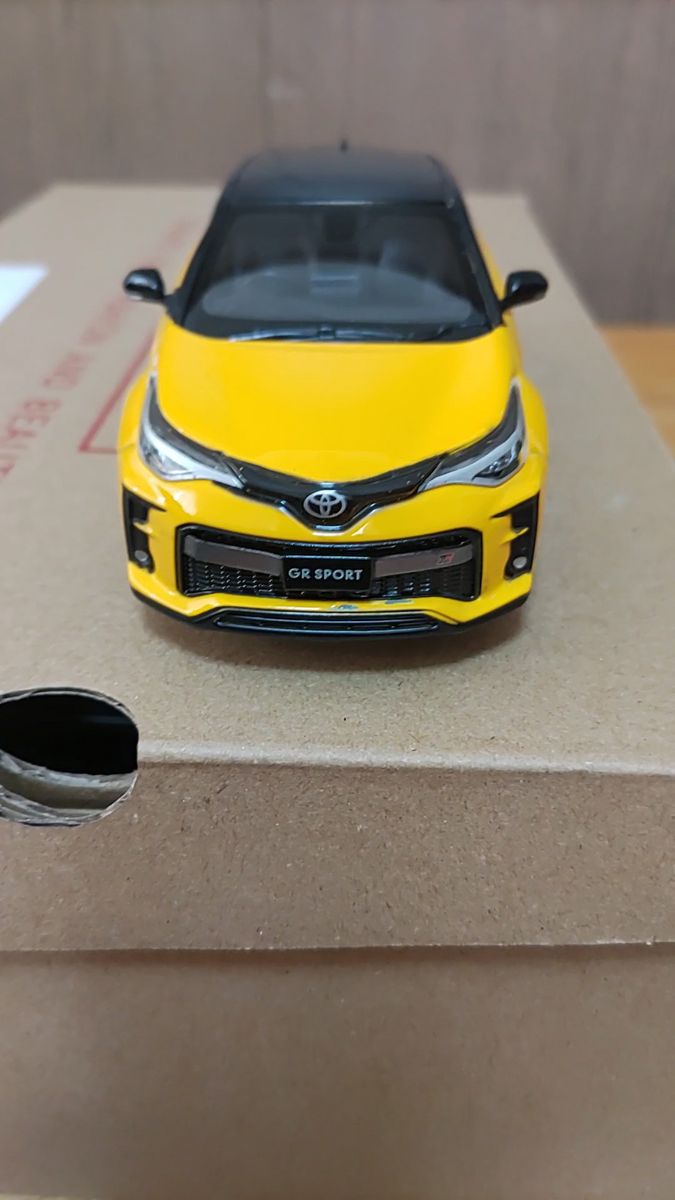 非売品 トヨタ C-HR GR SPORT カラーサンプル 1/30 ミニカー ブラック×イエロー