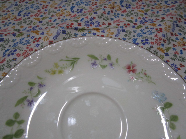 ＃ＮＯＲＩＴＡＫＥ「ノリタケ（コンテンポラリー）★金彩　野草花柄のペアカップ＆ソーサー」～箱付き　カップの内側にスミレが咲いてます