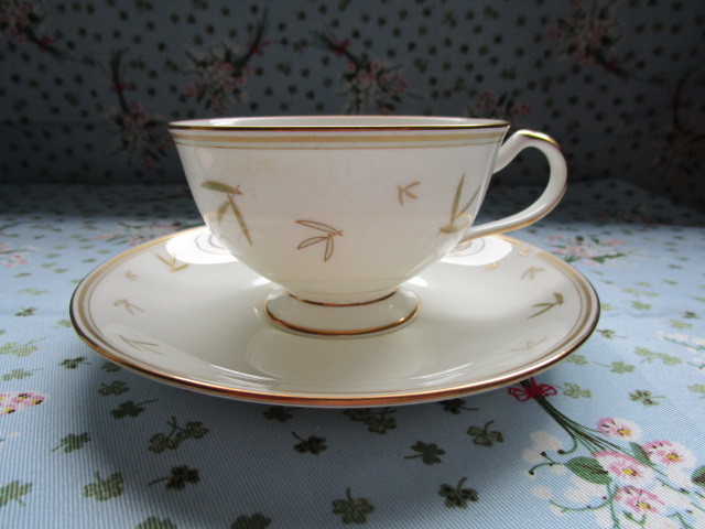 ＃ＮＯＲＩＴＡＫＥ「ノリタケ★金彩　薄緑の葉模様のシンプルなデザインのペアカップ＆ソーサー」～箱なし　日付の表示あり_画像2