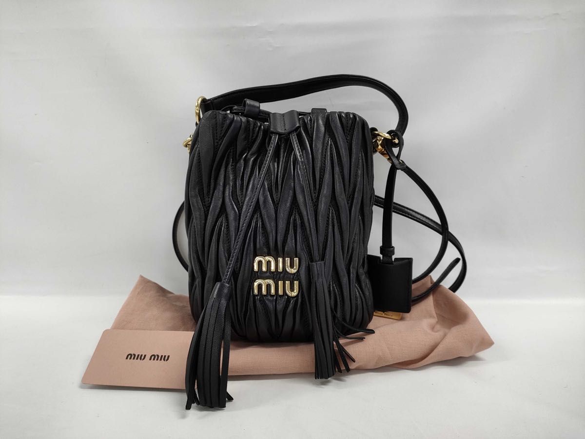 【MiuMiu】ロゴディテール クロスボディバッグ miumiu マテラッセ バケット クロスボディバック ミュウミュウ