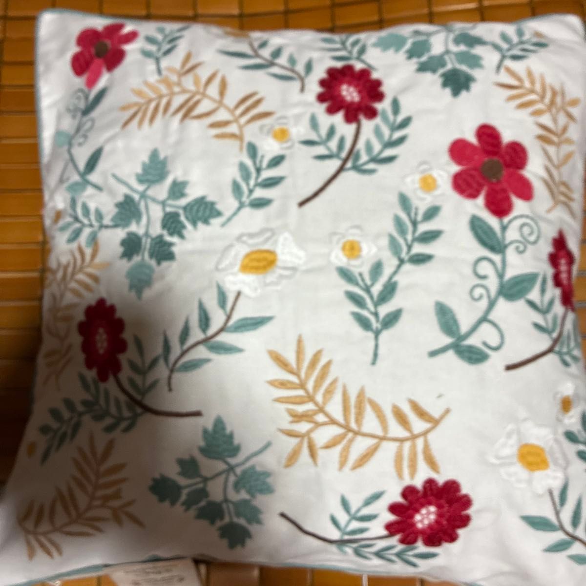 今日のお品ஐ⋆*アンティーク花柄刺繍とモノグラムのクッションカバー 新品未使用 立体的な花柄刺繍 クッションカバー 2枚セット 45