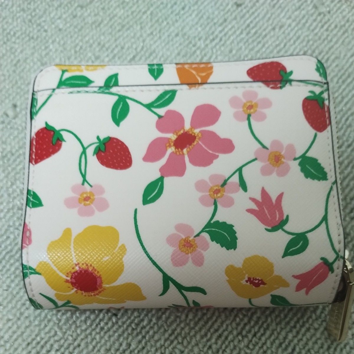 【Kate spade】花柄レザーコンパクトジップ財布 【国内発送】 kate spade new york 二つ折り財布 花柄|Yahoo!フリマ(旧