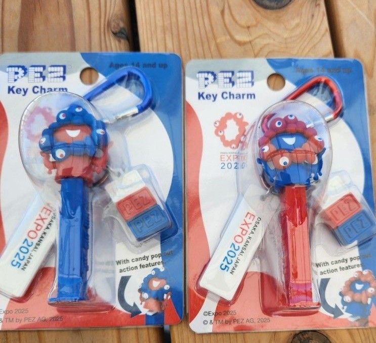 ミャクミャク PEZ ペッツ カラビナ付きキーホルダー 赤 青 2種セット ミャクミャク PEZ ペッツ カラビナ付きキーホルダー 赤 青 2種