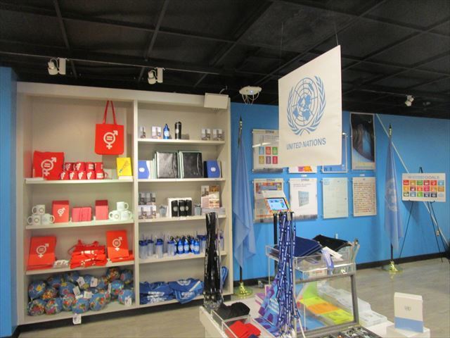  SDGs ピンバッジ 8個（6270円税込）（国連ブックショップ購入・送料無料・新品未使用）(留具はラバークラスプ付き)（保存袋付8枚き）UN18