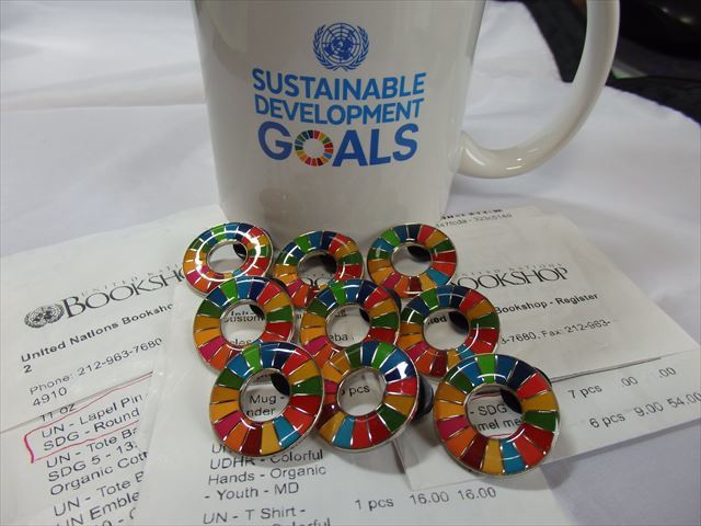  SDGs ピンバッジ 9個（7040税込）（送料無料）国際連合（国連ブックショップ購入）（新品未使用）(ラバークラスプ素材)（保存袋9枚付 UN19_SDGsピンバッジ9個(マグカップは参考出展）