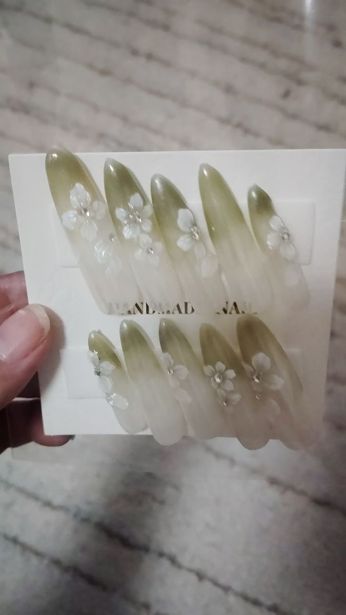 ハンドメイド ネイルチップ 緑白グラデ 花柄 S-M