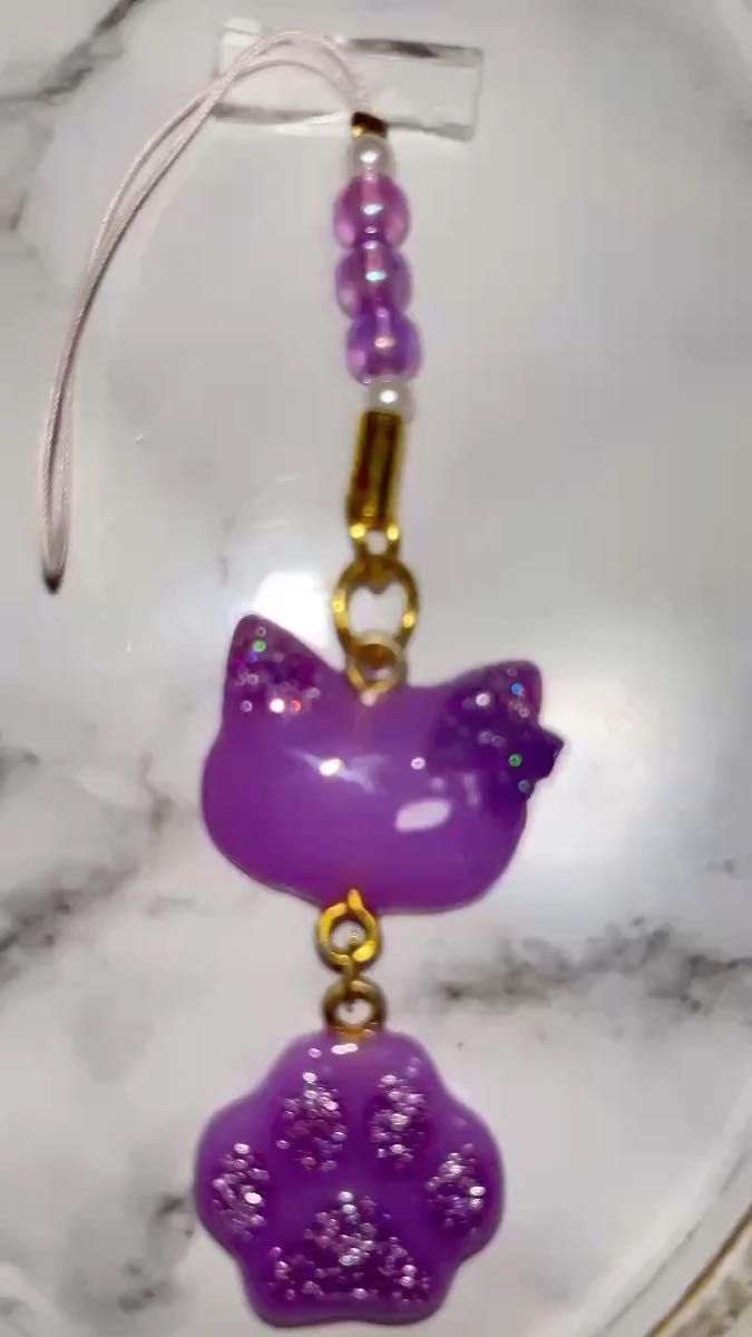 キーホルダー ハンドメイド レジン 猫 肉球 キラキラ フラッシュ