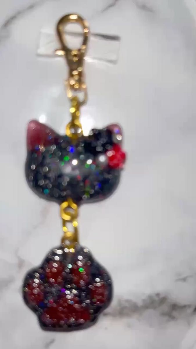 キーホルダー ハンドメイド 猫 肉球 赤 黒 チャーム アクセサリー 薔薇 花 レジン