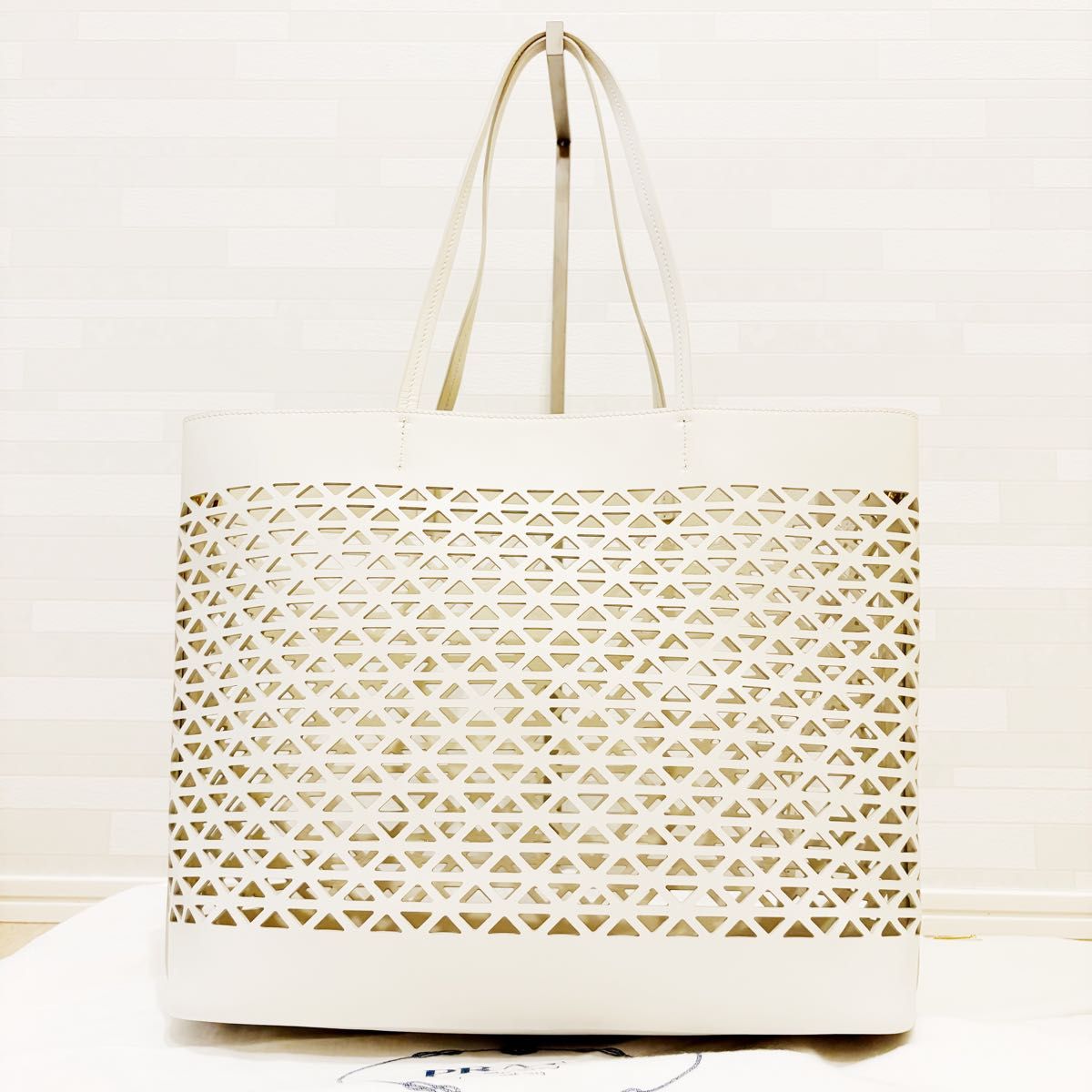 *PRADA* 刺繍入り ショッピングバッグ 関税・送料込み 早い者勝【新品未使用】PRADA プラダ ショッピングバッグ カゴ