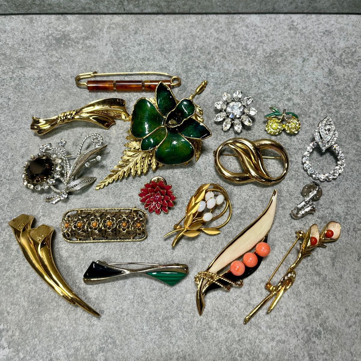 ブローチなどヴィンテージアクセサリーまとめ売り ブローチ ヴィンテージ アクセサリー まとめ 花モチーフ ライン
