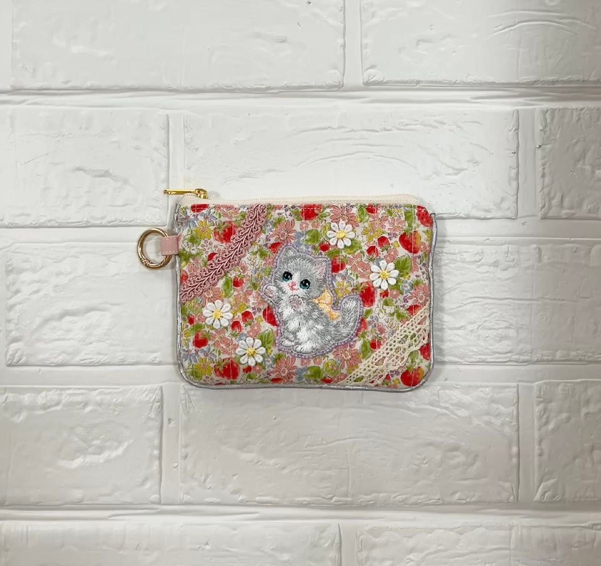 いちご柄×ねこちゃん ビーズ刺繍 ミニポーチ 小物入れ キルティング ハンドメイド 大人可愛い ネコ ねこ