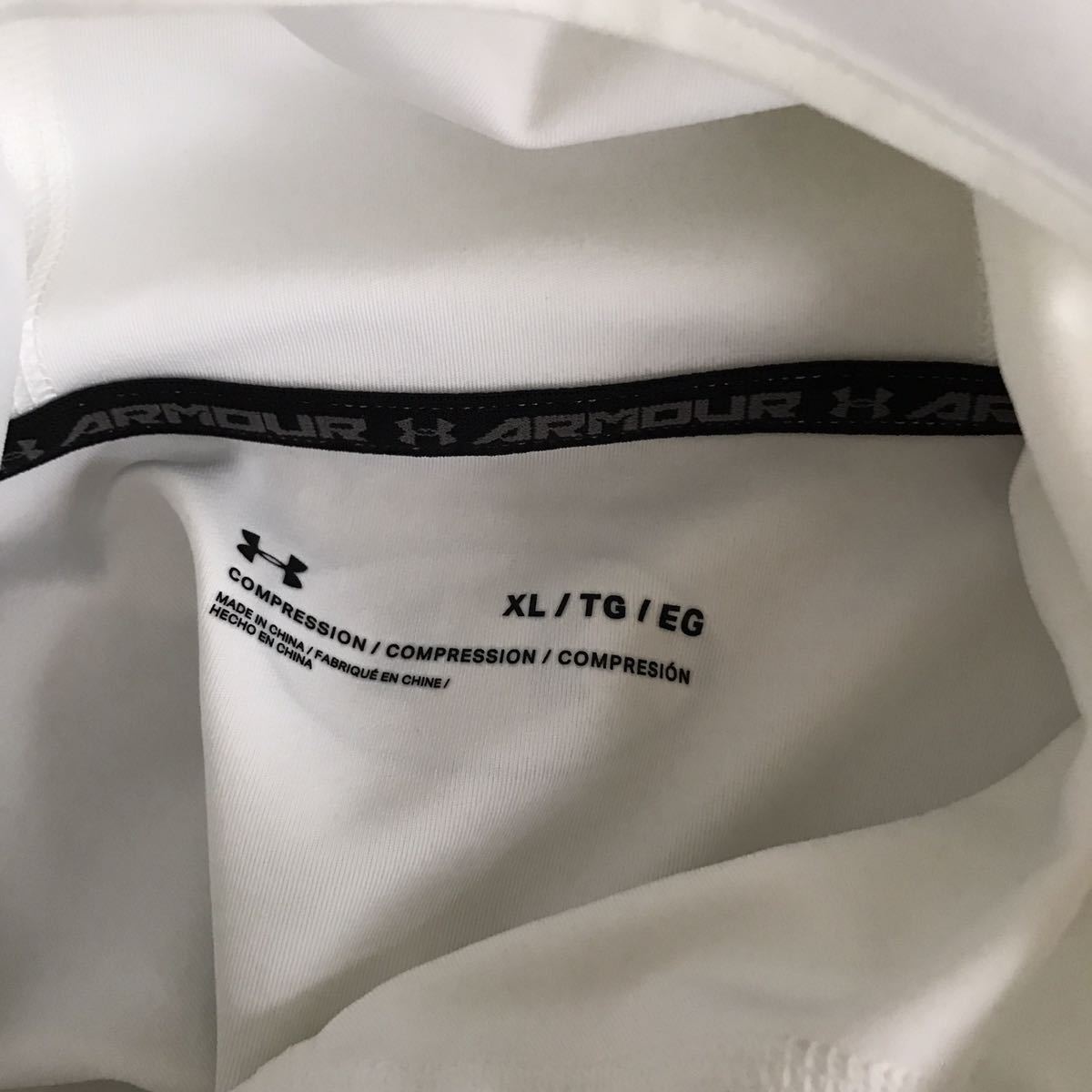半額　新品アンダーアーマー トレーニング　コンプレッションシャツ　長袖パーカーインナー　ninja XLサイズ　定価12100円　ジム　ヨガ