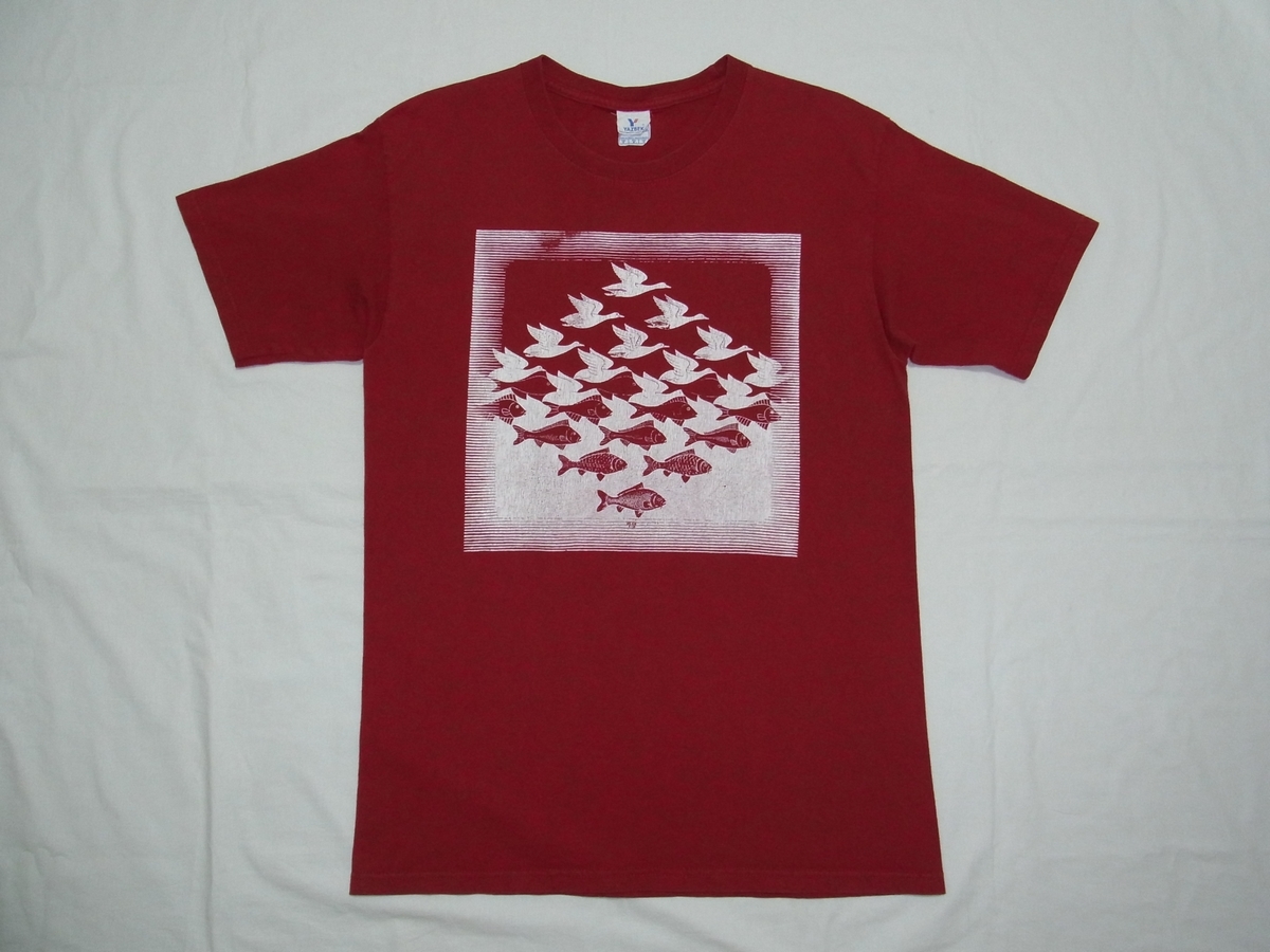 ☆ MC Escher マウリッツ・エッシャー 『空と水』 Tシャツ sizeM エンジ ☆USA古着 ART だまし絵 鳥 魚 90s OLD ビンテージ 菅田将暉_画像1