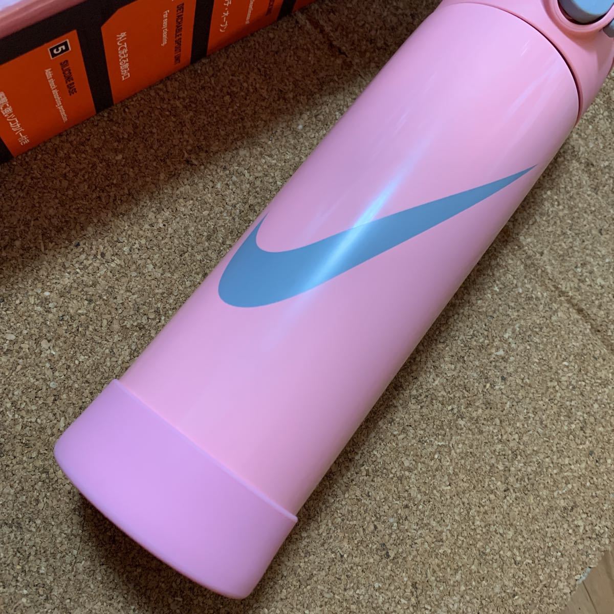 ナイキ 水筒 サーモス 500ml 保冷保温 新品未使用 送料無料 ナイキ 水筒 サーモス 500ml 保冷保温 新品未使用 送料無料