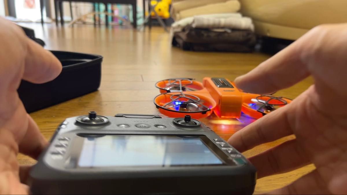 カメラ付きドローン&4.5インチ大画面コントローラーセット バッテリー3つ、メモリーカード、カードリーダー付き