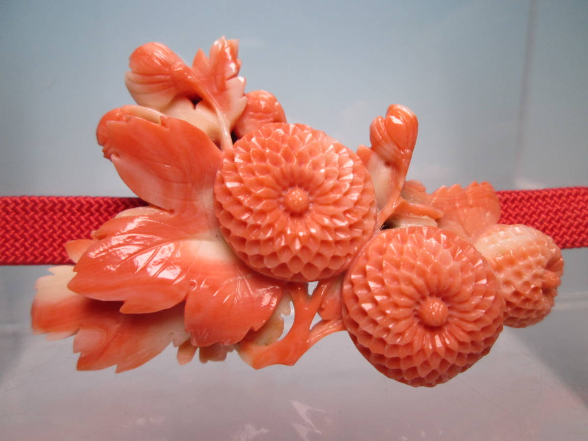 超高品質で人気の ☆アンティーク・本珊瑚 30g 菊花彫刻の帯留め 帯留め