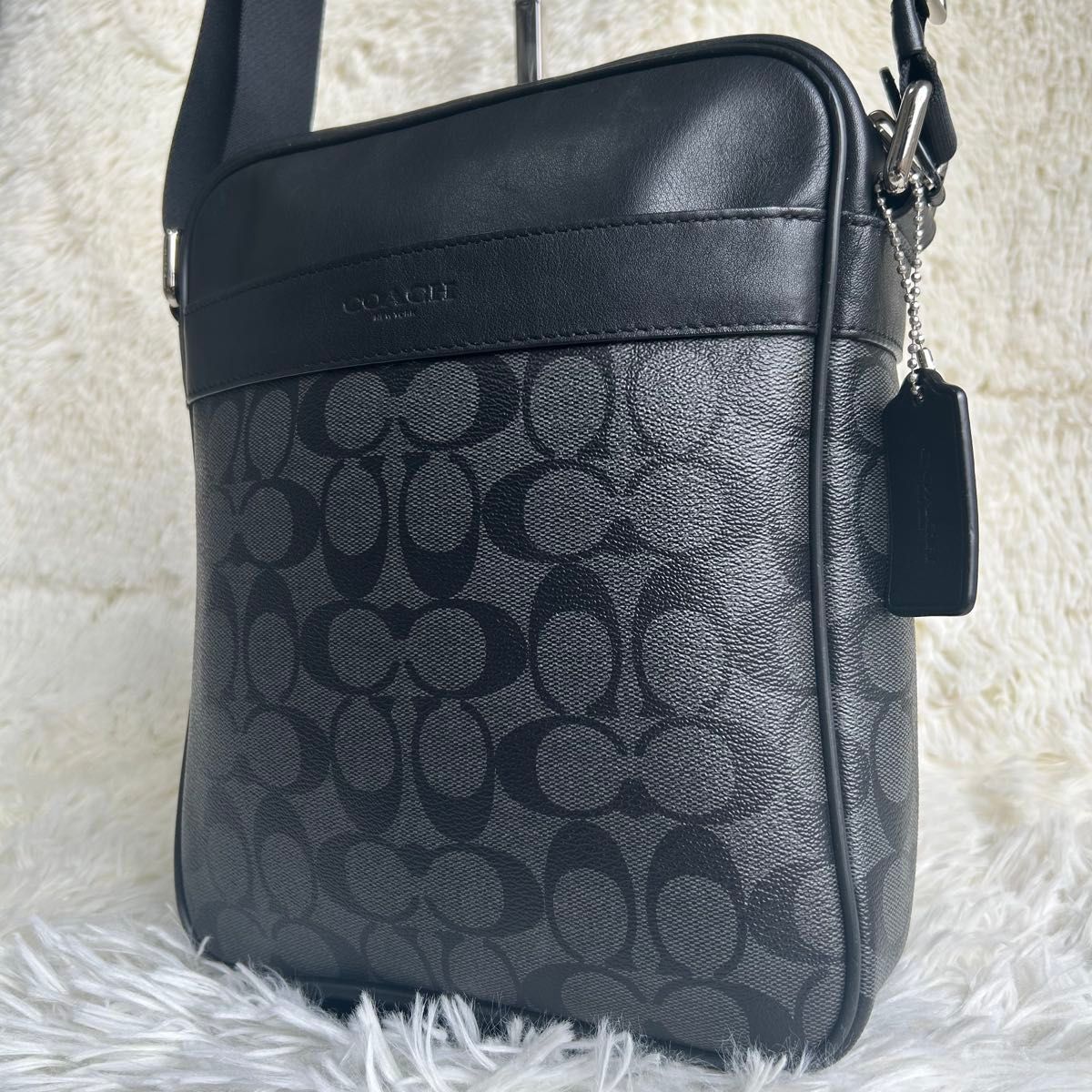 美品 コーチ PVC ショルダーバッグ シグネチャー 型押し チャーム ブラック 美品 コーチ PVC ショルダーバッグ シグネチャー 型押し