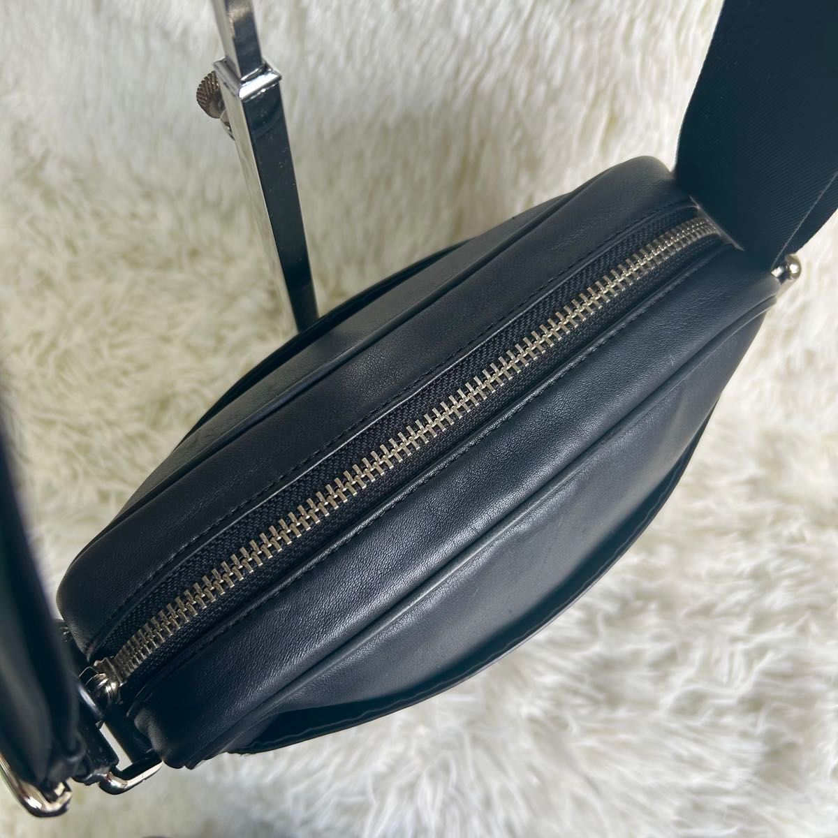 美品 コーチ PVC ショルダーバッグ シグネチャー 型押し チャーム ブラック 美品 コーチ PVC ショルダーバッグ シグネチャー 型押し