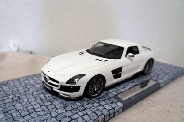 ミニチャンプス　メルセデス ベンツ BRABUS 700 Biturbo coupe 1/18 ミニカー 白 ブラバス