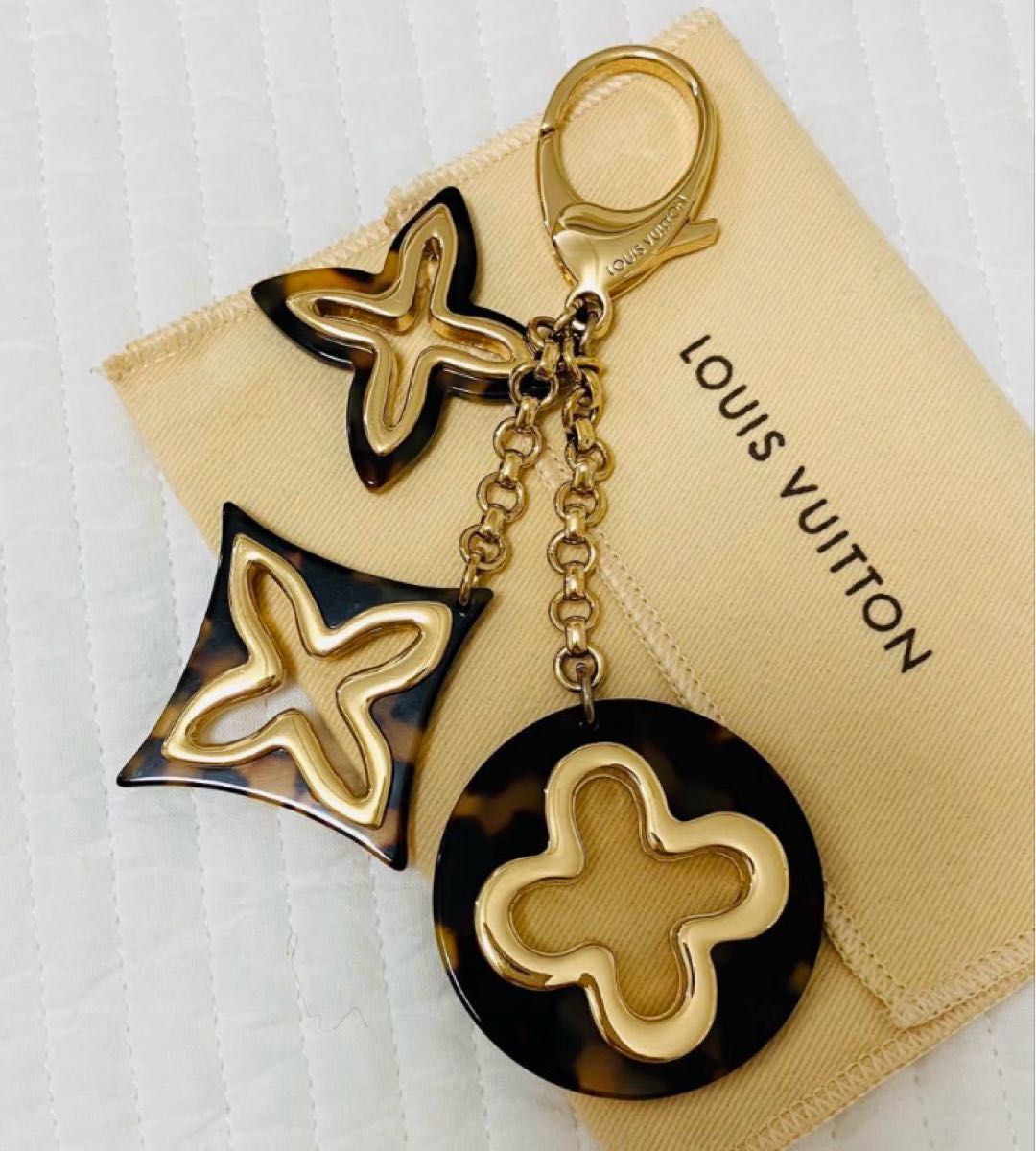 残少!Louis Vuitton I LVUバッグチャームとキーホルダー LOUIS VUITTON キーホルダー バッグチャーム ヴィトンチャーム美