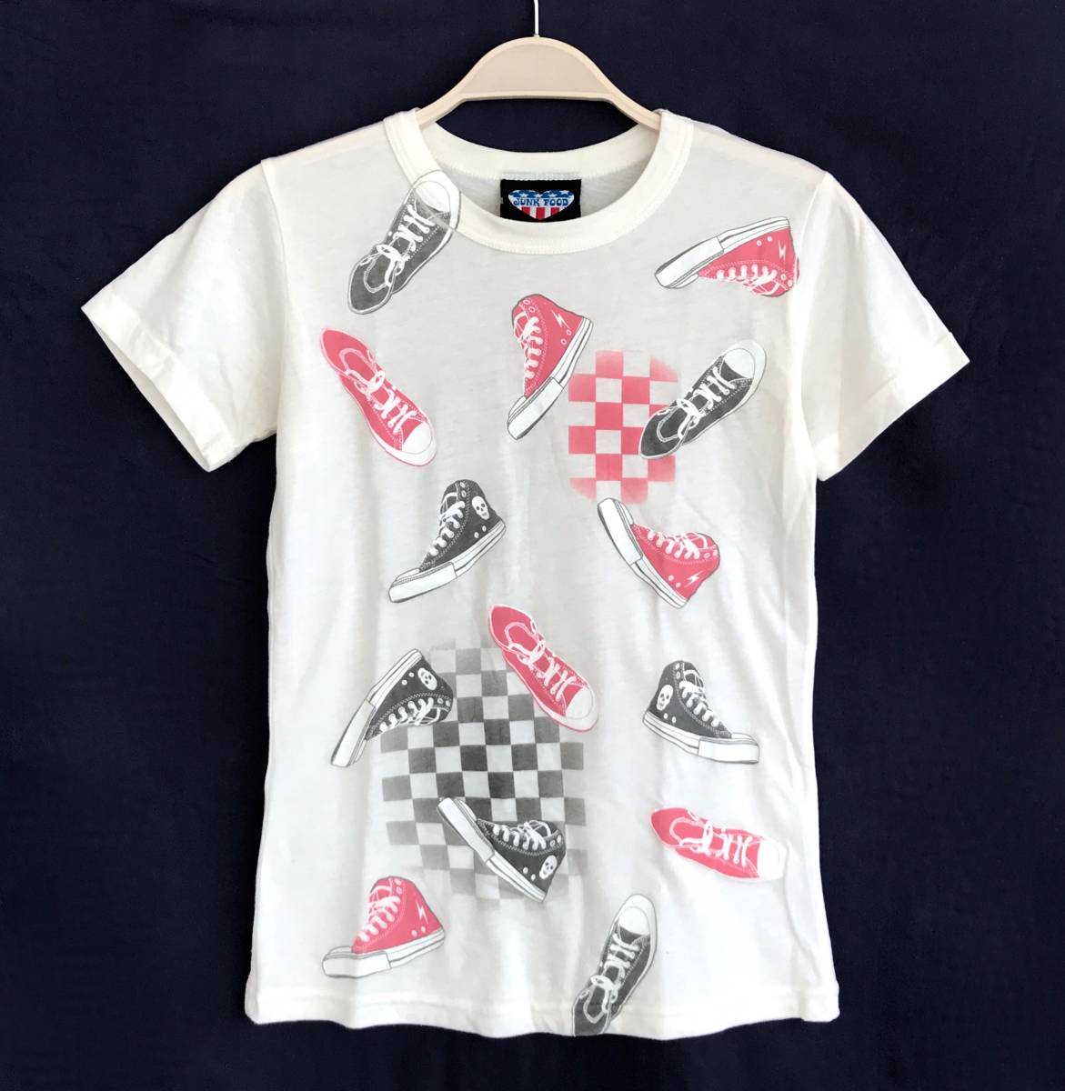 JUNK FOOD ジャンクフード Tシャツ 半袖 レディースS スニーカー柄 チビTドクロ スカル コンバース風柄 プリント 生成り ピンク 白 E101_画像1
