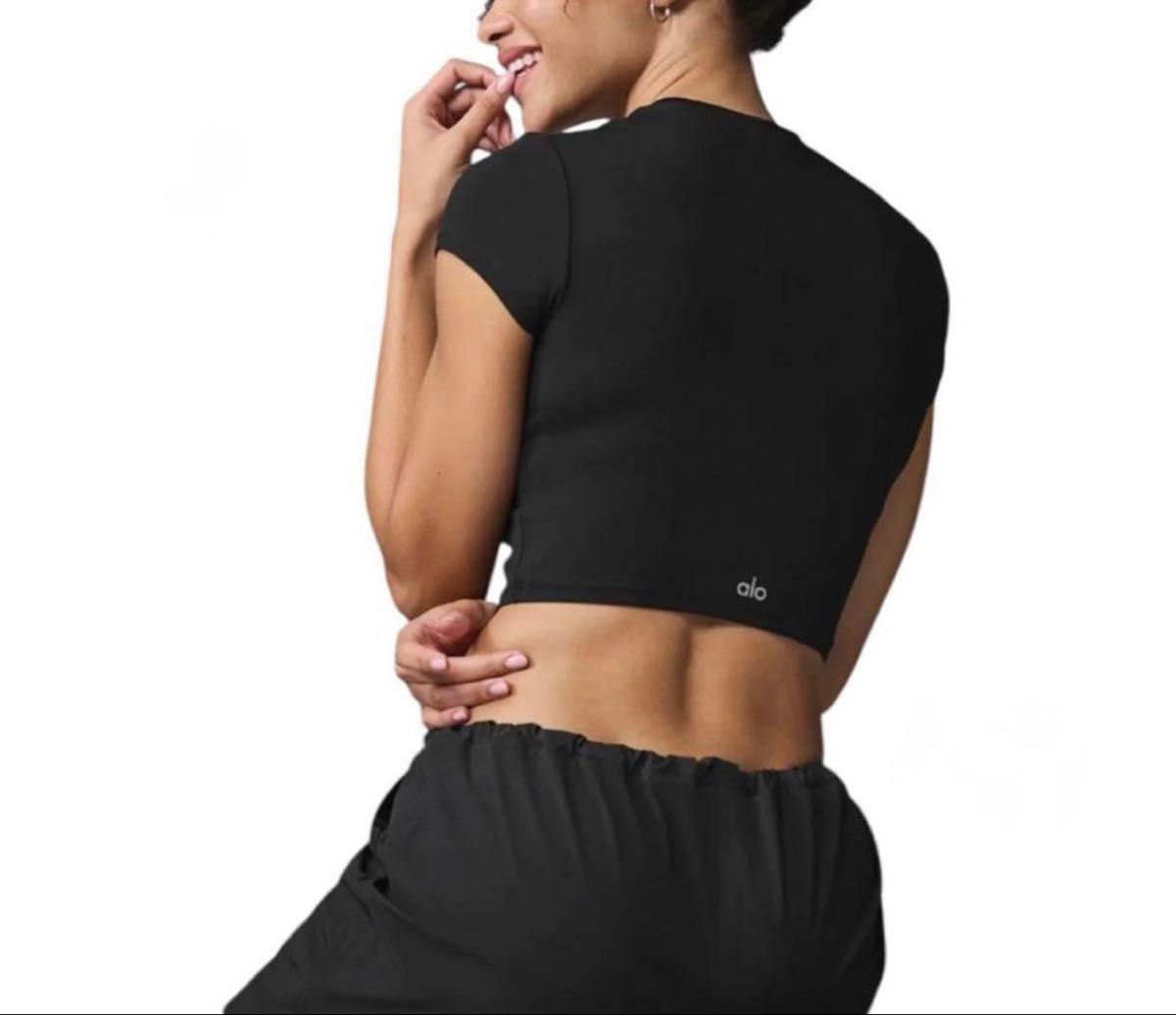 新品タグ付き alo yoga アローヨガ ショートスリーブTシャツ ブラックS 新品タグ付き alo yoga アローヨガ ショートスリーブTシャツ