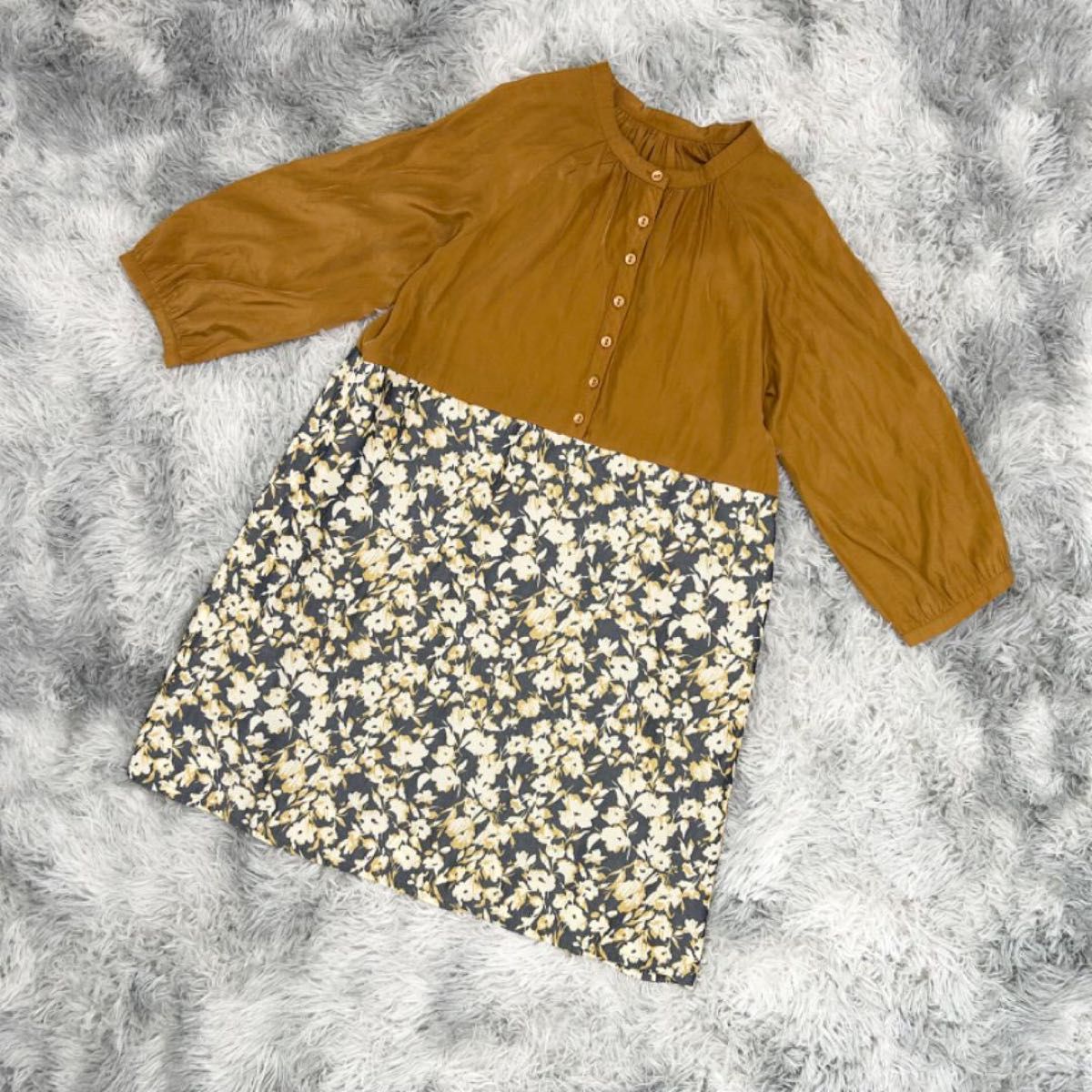 【DKNY】黄色とベージュの花柄ミディ丈フレアワンピース 未使用級 花柄シャツワンピース(M)フレア 膝丈ワンピース