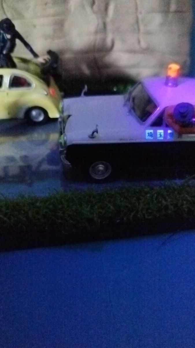 スバル360とブルーバードパトカー1/32プラモデル完成品。銭形警部とルパンファミリーです。