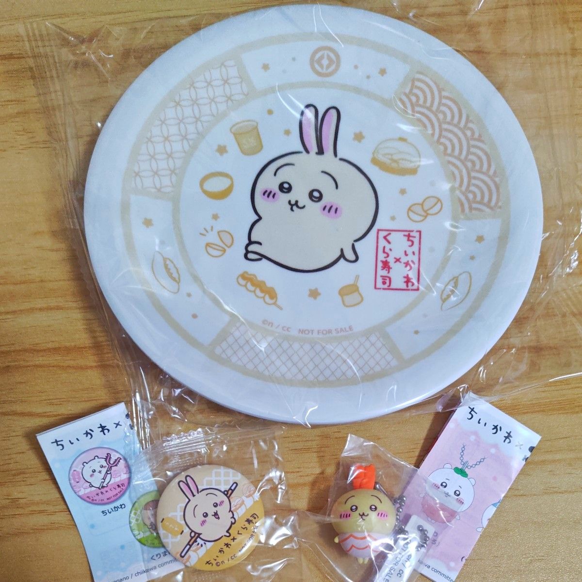 ちいかわ くら寿司 コラボ お皿 フィギュア 缶バッチ ちいかわ くら寿司 コラボ 寿司皿 フィギュア 缶バッジ うさぎ 3