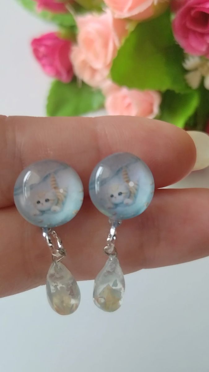 泳ぐ猫のピアス。ハンドメイド 1点のみ