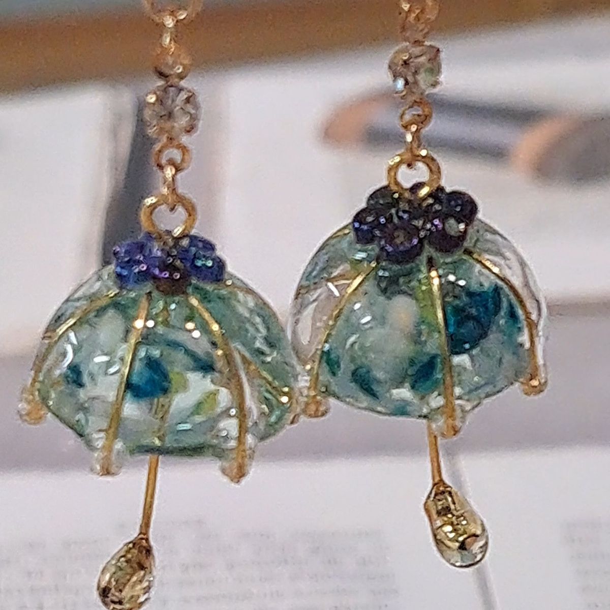 No.323。ハンドメイドレジンピアス、イヤリング、アクセサリー、翡翠カラーのアンブレラピアス(ターコイズカラーの花びら)