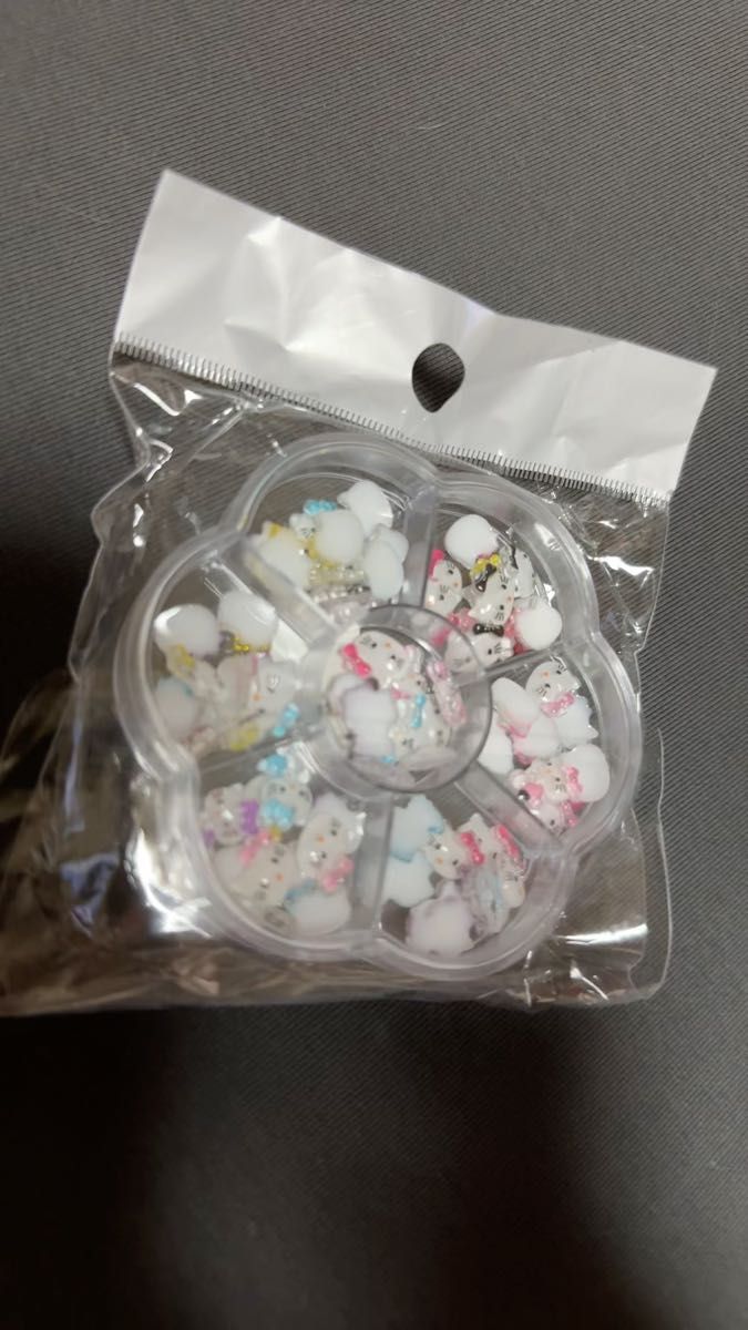 ハローキティ ネイルパーツ デコレーション デコパーツ 花形ケース入り キティちゃん プラパーツ
