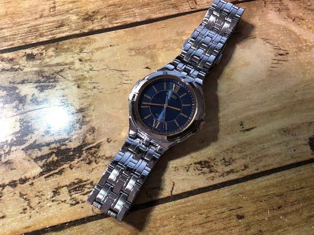 良好 レア ソーラー SEIKO セイコー SOLAR ブルー×ネイビー文字盤 ゴールドインデ V181-0AK0 純正SSブレス メンズ 腕時計_画像1