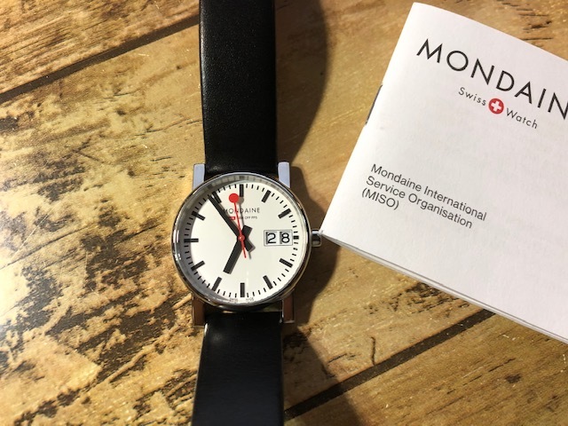 AK738 未使用に近い 美品 MONDAINE モンディーン SWISS MADE デイト 30305 Evo Big Date エヴォ 純正革ベルト クオーツ 腕時計_画像2