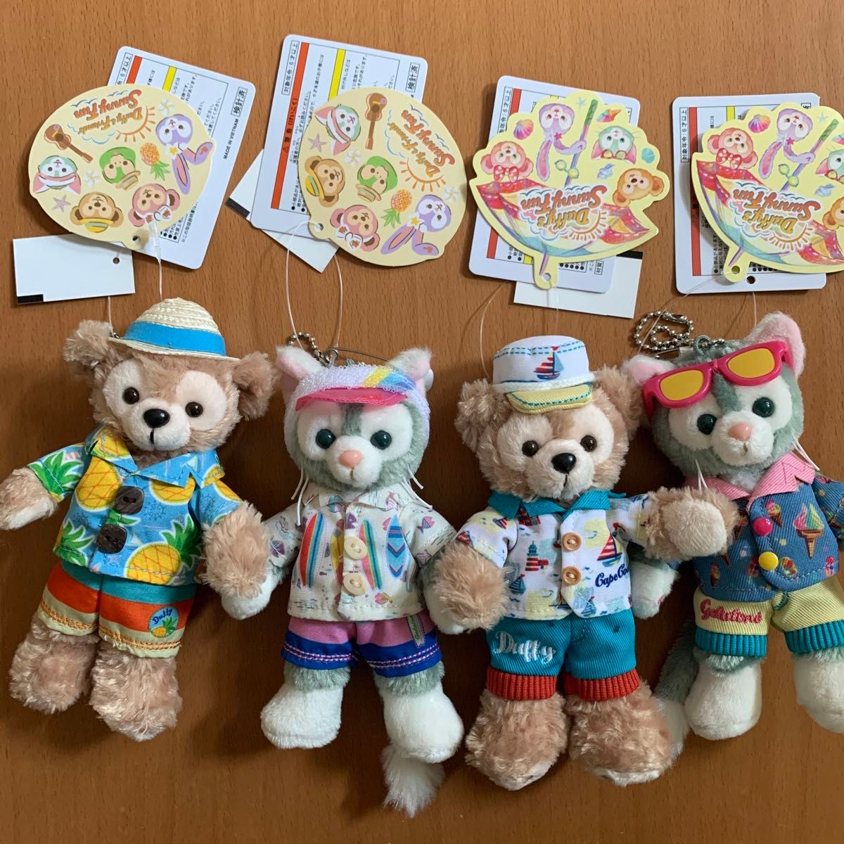 ダッフィー ジェラト-ニ ぬいぐるみバッジ サニーファン 2019年 タグ付き ダッフィー ジェラトーニ ぬいぐるみバッジ サニーファン 2019年