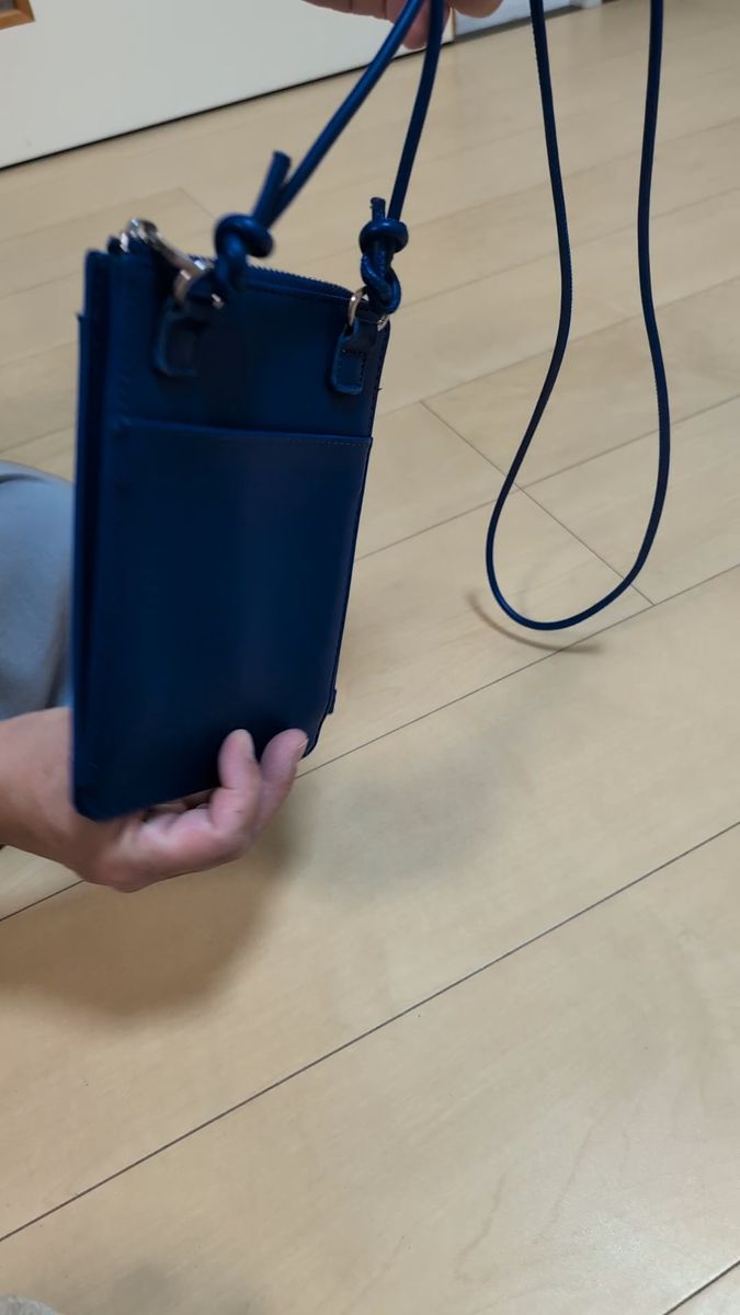 スマホ入れミニショルダーバッグ ブルー 。スマホホルダー。ガードもお金も入ります。綺麗な青ですこれ一つで夏のお出かけ。