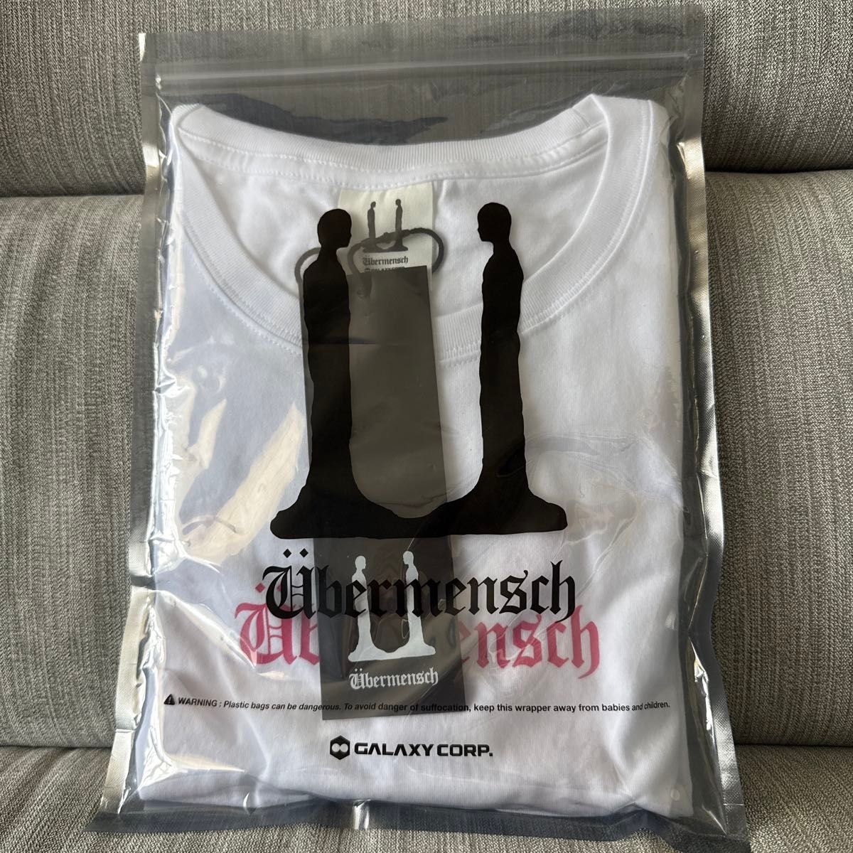 G-DRAGON MediaExhibitionショートスリーブTシャツ展示会 G-DRAGON ジヨン bermensch 購入 展示会 Tシャツ ホワイト
