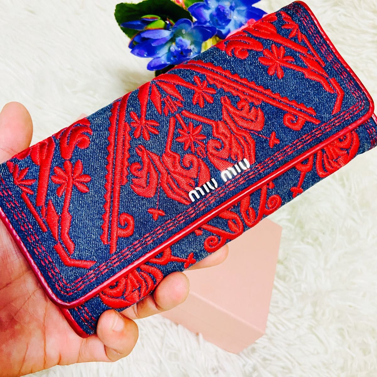 赤シャツデニムスウェット革財布パンツベルト靴にMIUMIUスカート デニム miumiu ミュウミュウ 長財布 レース ロングウォレット 本