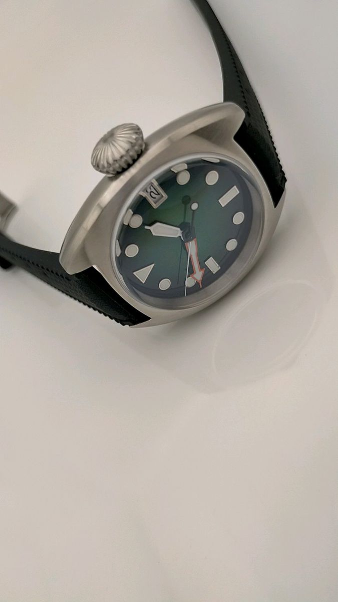 ダイバーズの本質を追究したハイエンドモデル【国産NH35搭載/新品】防水20気圧 サファイア 316L 発光インデックス 黒ラバー