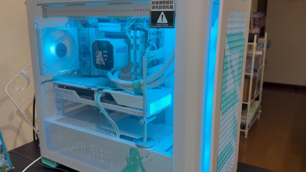 【ほぼ新品】初音ミクデザイン 高性能ゲーミングPC Ryzen7 9700X/RTX5060Ti/RAM32GB/SSD2TB