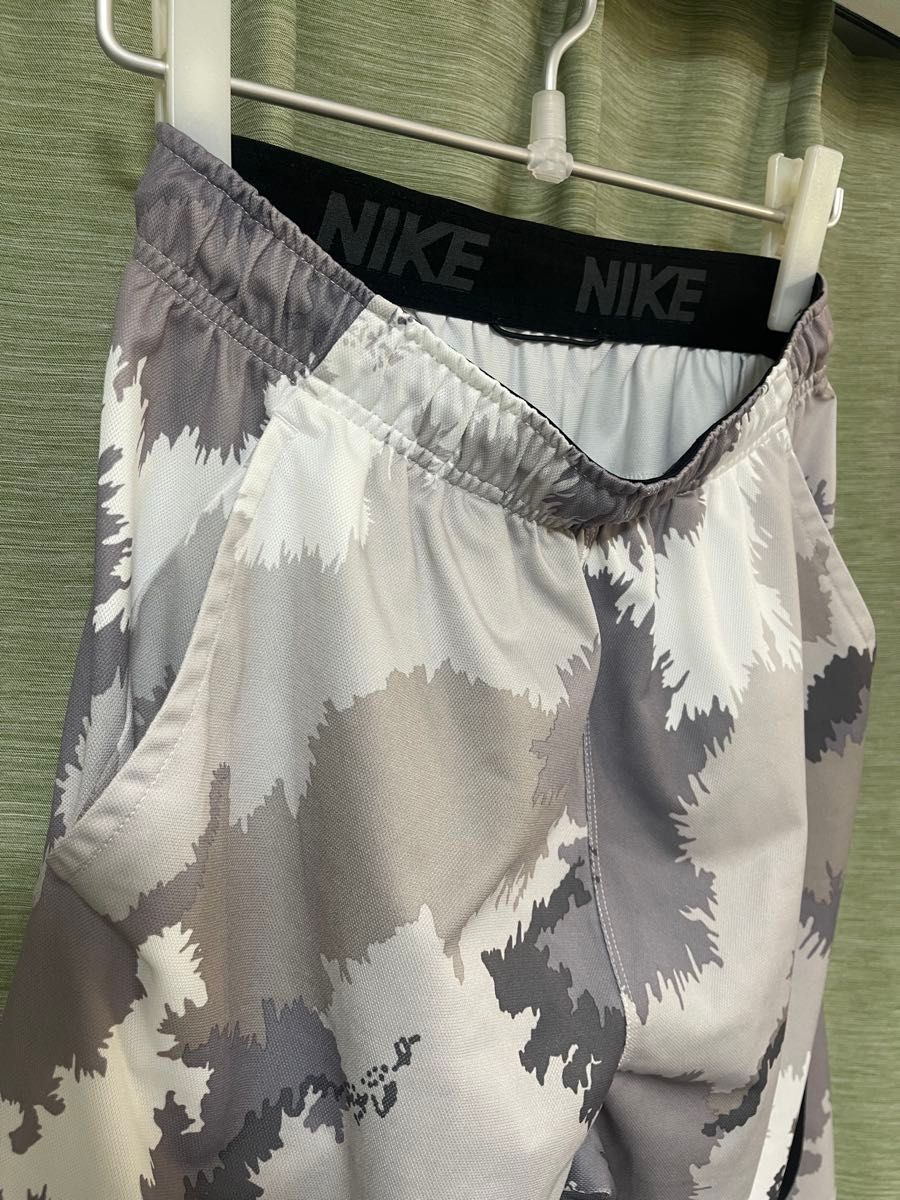 【NIKE】ロゴ ショートパンツ 迷彩 グレー / 送料無料 NIKE ナイキ 迷彩カモフラショート パンツM ショートパンツ