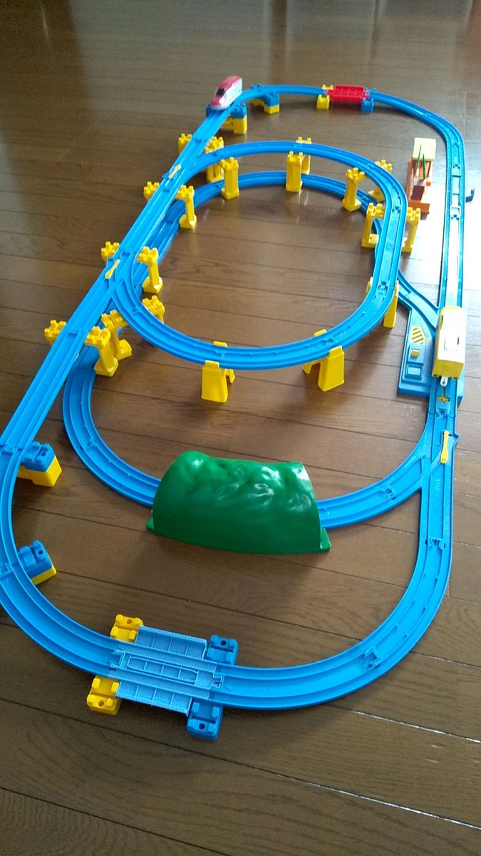 プラレール 自動ターンアウトレールで坂曲線レールを使って車両が上り・下りするセット 車両付き B
