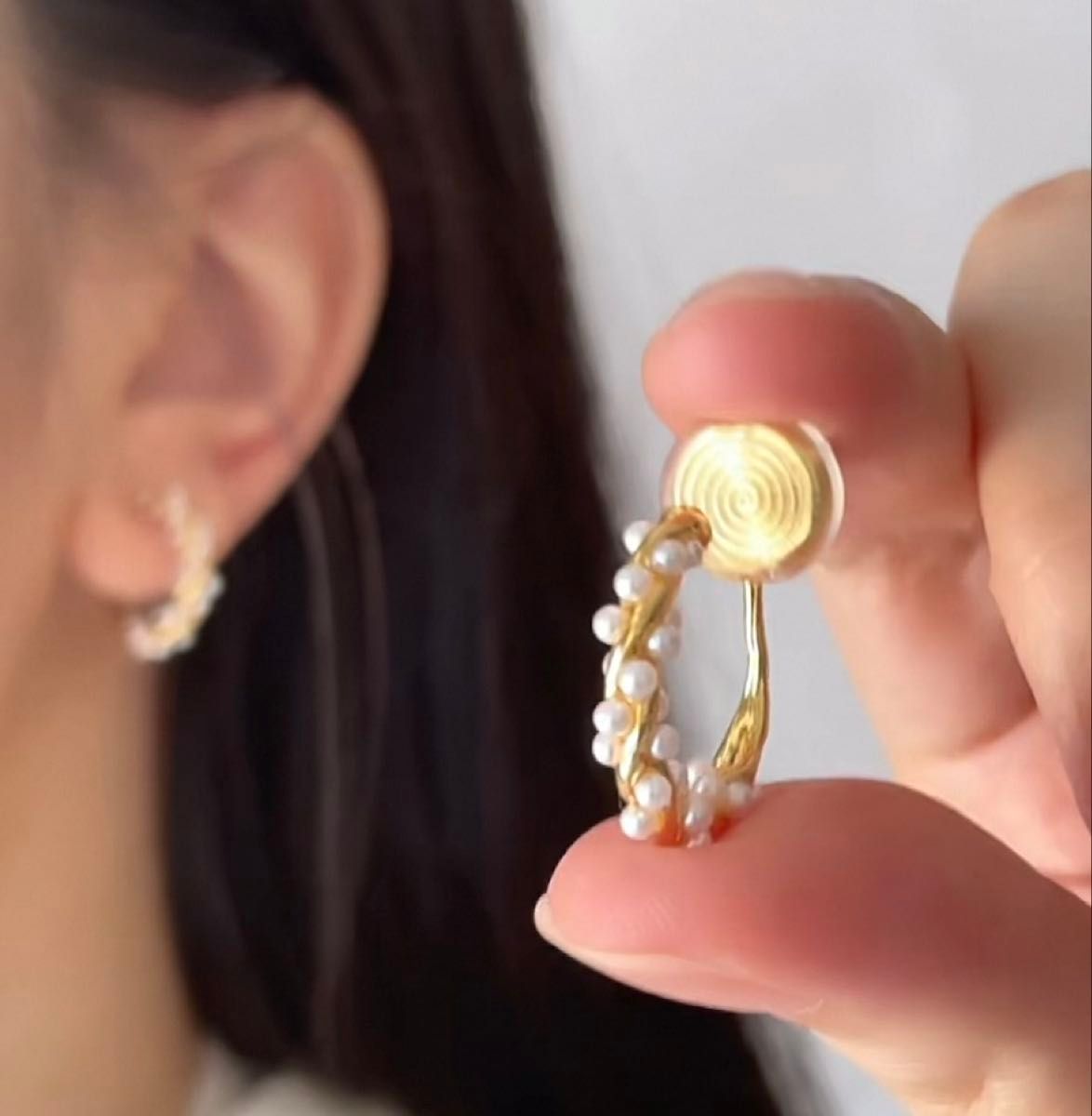 N050小ぶり 小粒パール ツイスト フープイヤリング 痛くない おしゃれ 結婚式 ブライダル 上品 日常 通勤 韓国 二次会