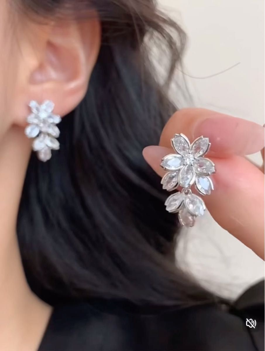 N121シルバー葉っぱ キラキラジルコン 揺れる 痛くない イヤリング おしゃれ 韓国 結婚式ブライダル フォーマル 二次会 上品