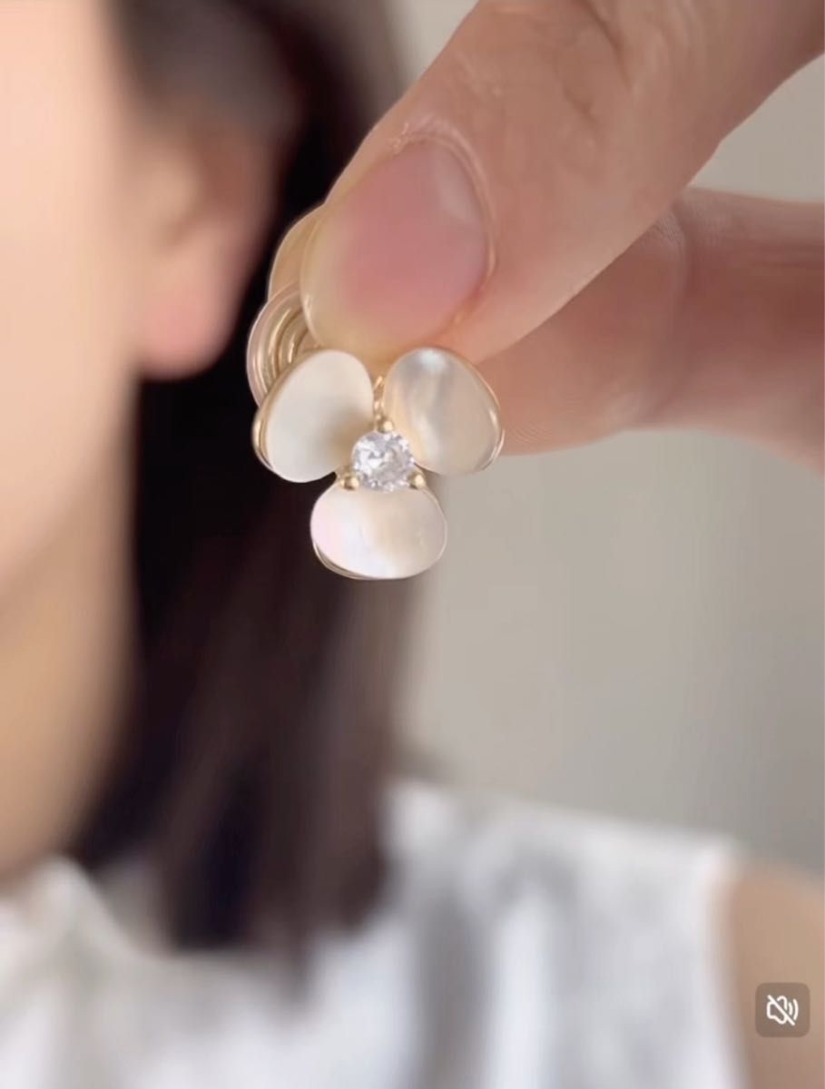 N169高品質 ホワイトシェル花 キラキラビジュー 痛くない イヤリング 結婚式 ブライダル 上品 通勤日常 韓国おしゃれ 可愛い