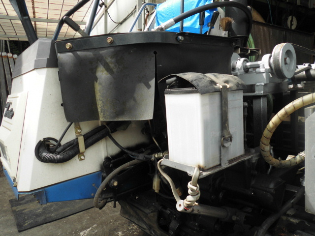 愛知の薪屋　自作　薪割り機　コンバイン改造　移動式薪割り機　油圧ポンプ組み込みブラケット　タンクセット　_ユンボアタッチメント用の配管を使用です。